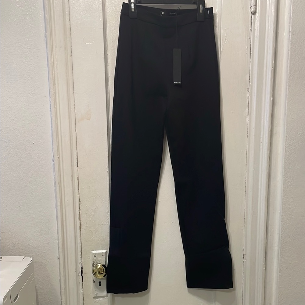 Elegant Black Dress Pants with High Waist and Fitted Silhouette